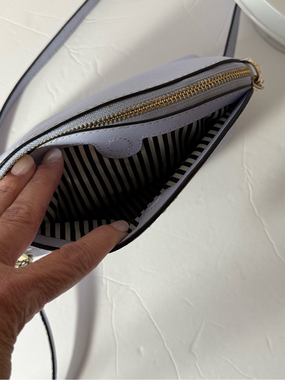 kate spade Light Lilac Dome Crossbody with Gold Tone hardware.EUC LIKE NEW - Picture 4 of 10